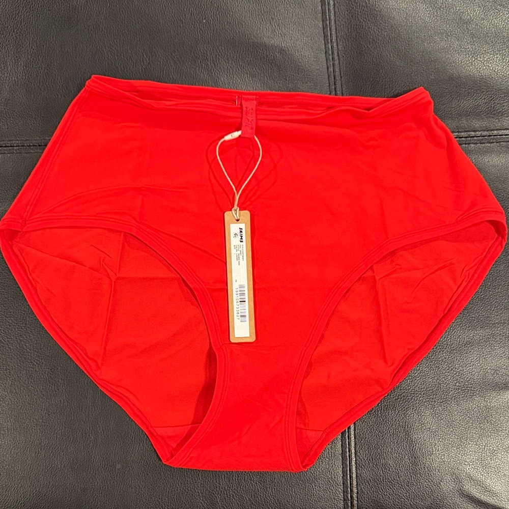 Skims Fits Everybody Full Brief Color -Cherry. SZ-Large